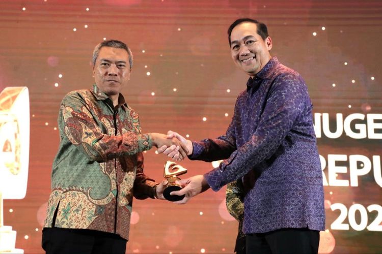 Direktur Retail Funding and Distribution BRI Andrijanto terlihat menerima piala penghargaan Anugerah ESG Republika 2024 kategori Community Empowerment and Development di Hotel Westin, Jakarta Selatan, Kamis (19/09/2024)