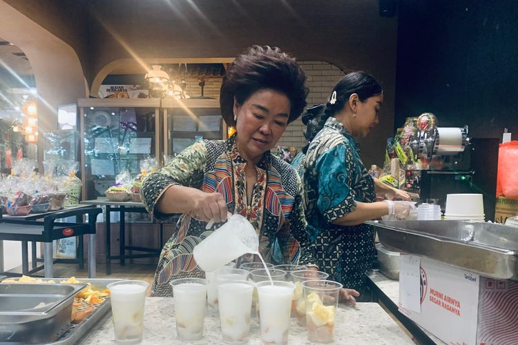 Bu Rudy salah satu legenda kuliner Surabaya sedang meracik kolak.