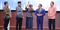 Menteri PANRB Terima Penghargaan Lifetime Achievement