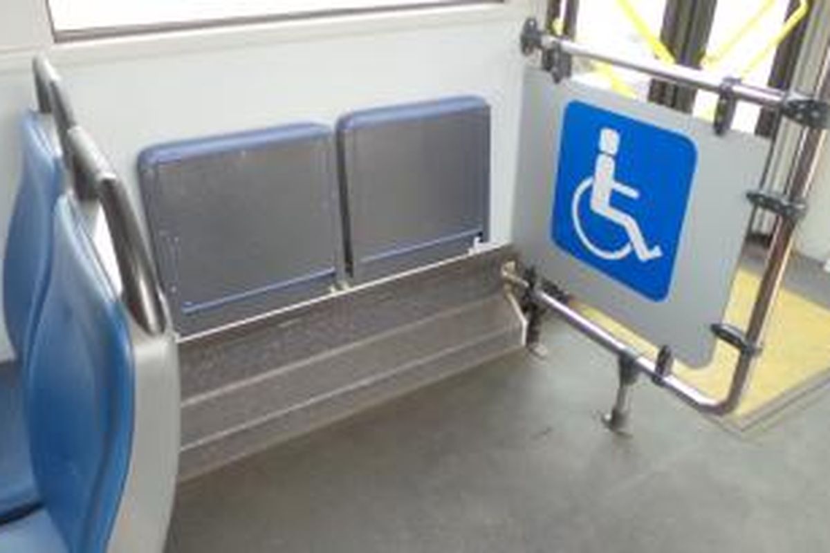 Kursi bagi penyandang cacat di dalam bus Transjakarta Scania. Selasa (16/6/2015).