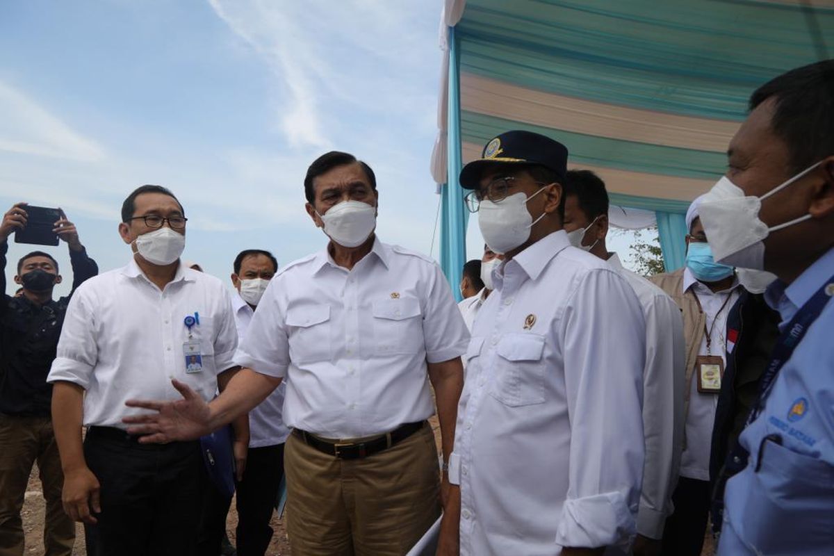 Menko Kemaritiman dan Investasi Luhut Binsar Pandjaitan bersama Menteri Perhubungan Budi Karya Sumadi melakukan kunjungan kerja ke Batam, Selasa (25/1/2022).