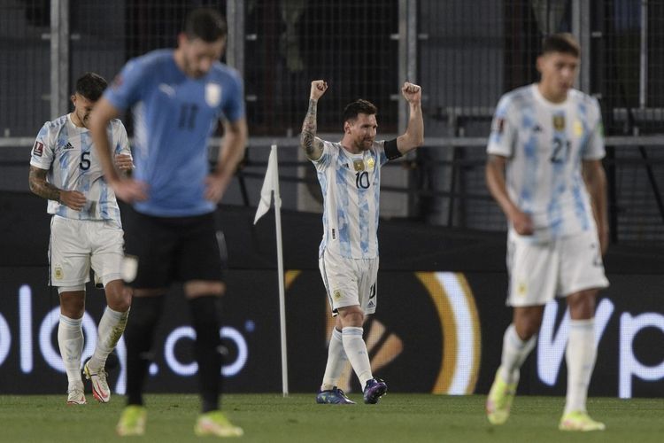 Kapten timnas Argentina Lionel Messi merayakan golnya ke gawang Uruguay pada laga lanjutan Kualifikasi Piala Dunia 2022 Zona Amerika Selatan (Conmebol) di Stadion El Monumental, Buenos Aires, Senin (11/10/2021) pagi WIB. 