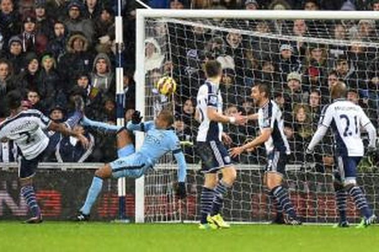 Gelandang Manchester City, Fernando (kedua dari kiri), mencetak gol ke gawang West Bromwich Albion pada laga di The Hawthorns, Jumat (26/12/2014).