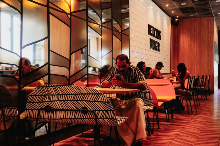 Tak Boleh Main HP Saat Makan, Restoran Ini Sampai Kunci Ponsel Pelanggan
