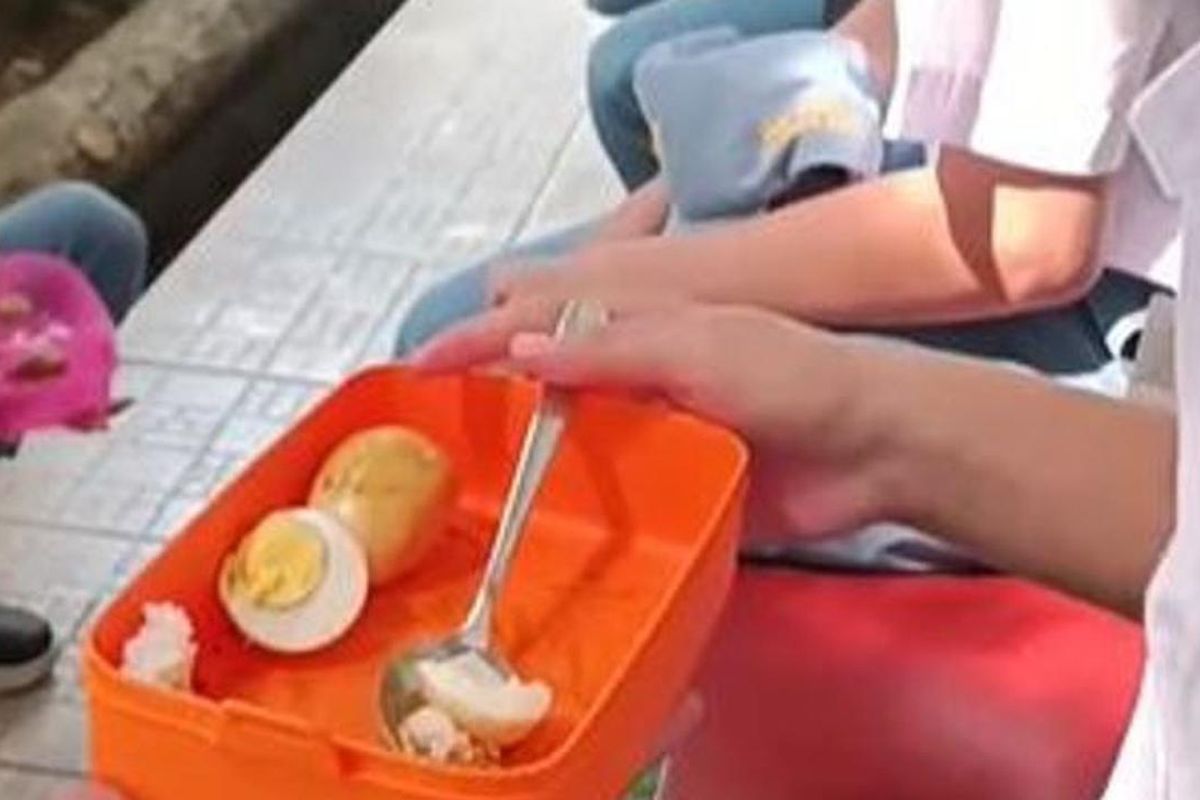 Siswa menyantap bekal yang dibawa dari rumah di SMAN 2 Pamekasan, Selasa (18/11/2025).