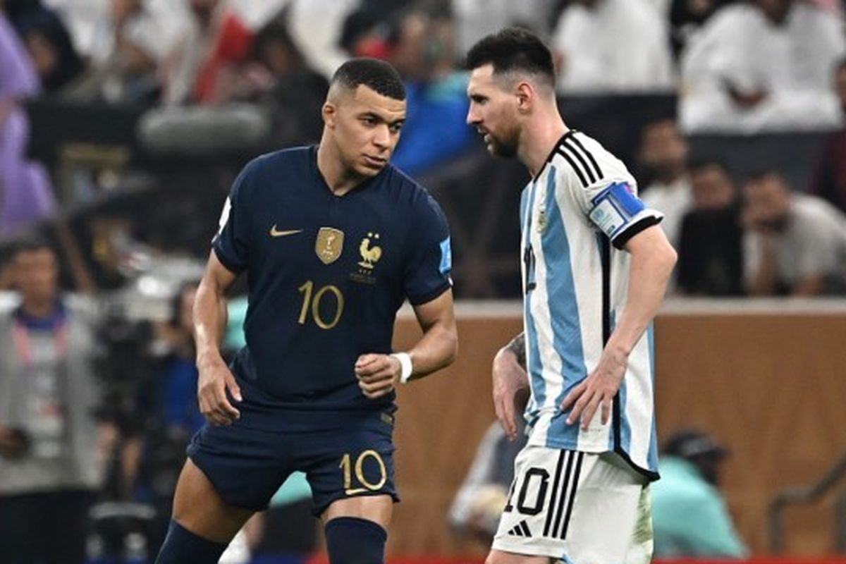 Kylian Mbappe (kiri) dan Lionel Messi (kanan) dalam final Piala Dunia 2022 Argentina vs Brasil yang berlangsung di Stadion Lusail, Qatar, pada Minggu (18/12/2022) malam WIB.
