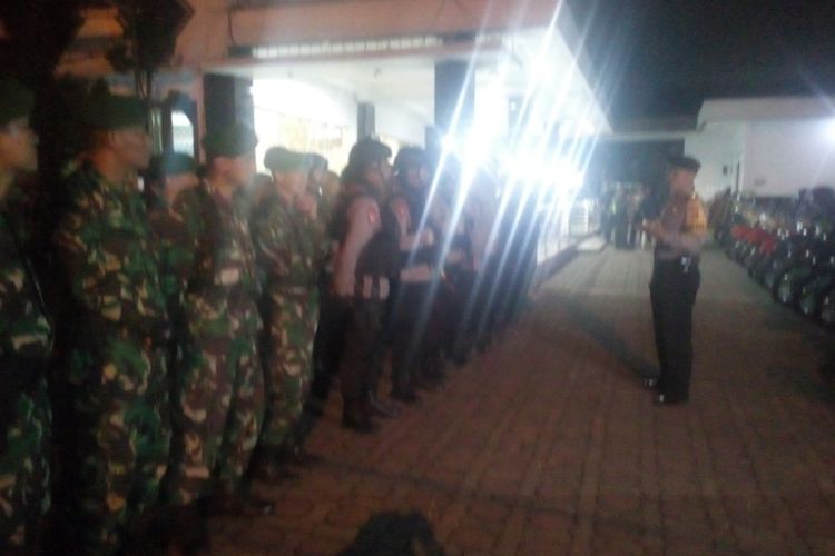 Aparat gabungan yang akan melakukan patroli mendapat pengarahan titik-titik patroli yang harus dijaga, Minggu (11/2/2018) malam.