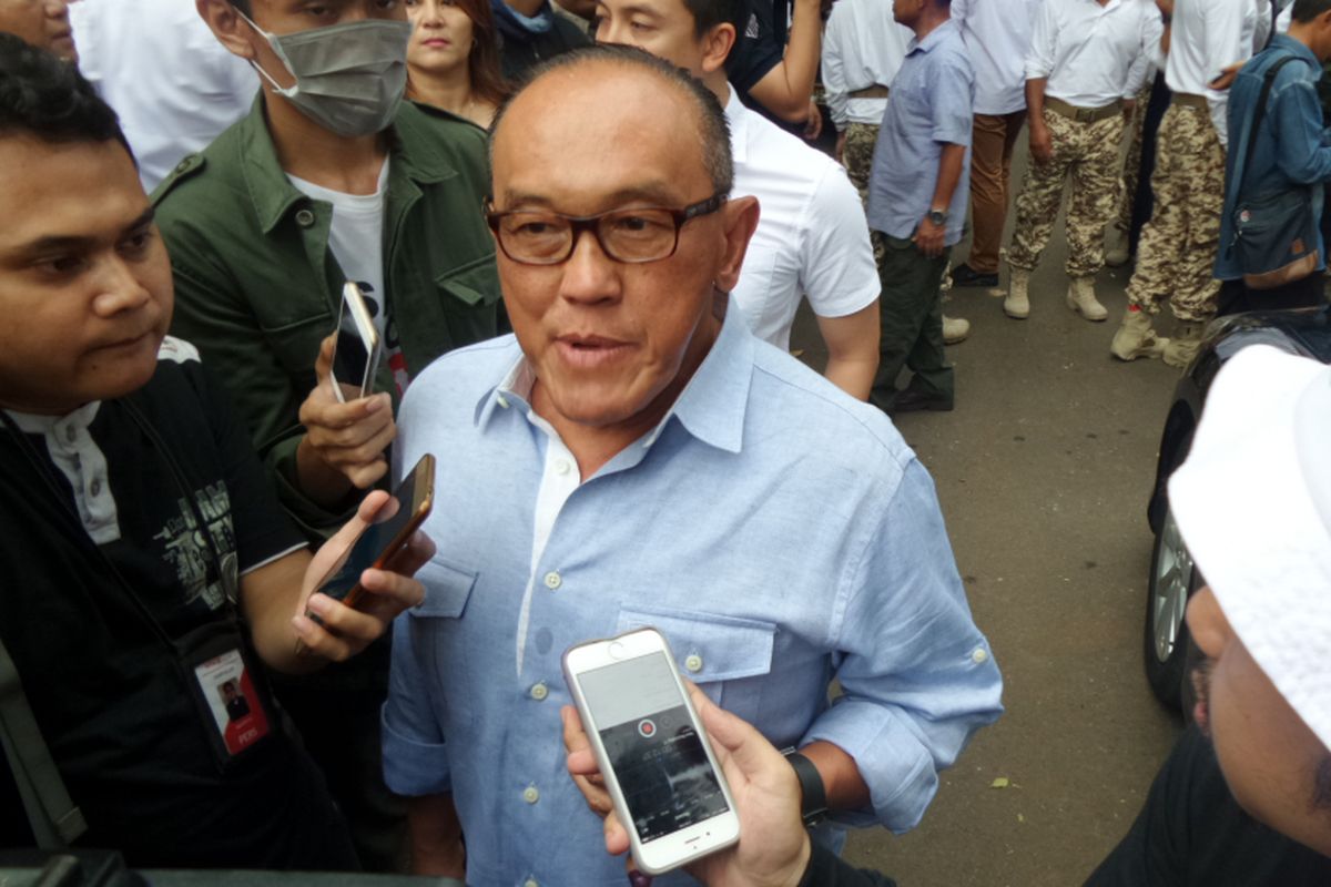 Ketua Dewan Pembina Partai Golkar Aburizal Bakrie di kediaman Ketua Umum Partai Gerindra, Prabowo Subianto, di Jalan Kertanegara, Jakarta, Rabu (19/4/2017).