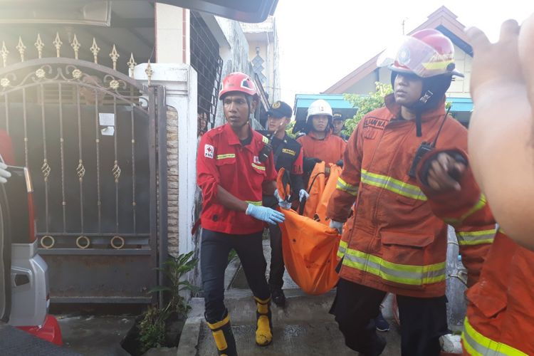 Jenazah korban kebakaran rumah di Surabaya, Johan Indrajaya, dievakuasi dari lokasi kebakaran, Selasa (20/11/2018)