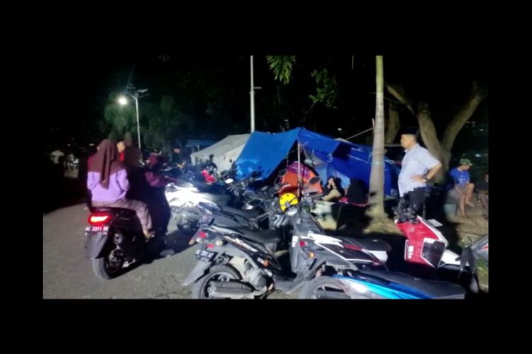 Ribuan Pengungsi Pasca Gempa Mamuju Tidur di Tenda Darurat *** Local Caption *** Ribuan Pengungsi Pasca Gempa Mamuju Tidur di Tenda Darurat