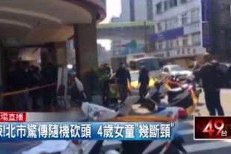Foto yang diambil dari tayangan stasiun televisi lokal Taiwan menampilkan polisi tengah mengamankan lokasi pemenggalan seorang balita perempuan berusia tiga tahun di kota Taipei.