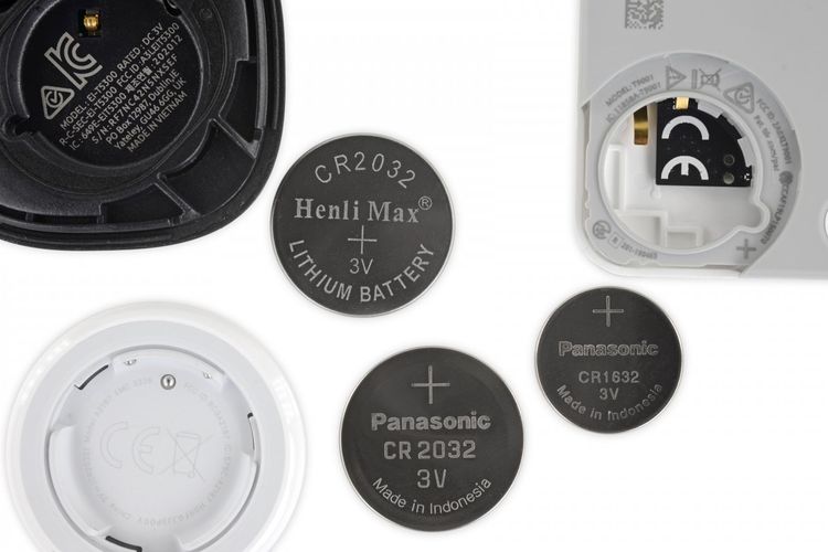 iFixit menyebut bahwa AirTag A2187 memiliki baterai bawaan Panasonic CR 2032 yang dibuat di Indonesia