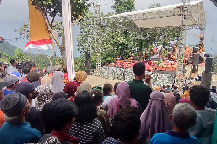 Sendratari “Suroloyo Wrehaspati” berlangsung di obyek wisata Puncak Suroloyo, Pedukuhan Keceme, Kalurahan Gerbosari, Kapanewon Samigaluh, Kabupaten Kulon Progo, Daerah Istimewa Yogyakarta.