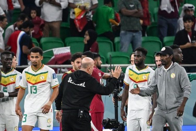 Pelatih timnas Senegal Aliou Cisse (kanan) merayakan kemenangan timnya pada matchday kedua Piala Dunia 2022 kontra tuan rumah Qatar. Laga Qatar vs Senegal yang digelar di Stadion Al Thumama, Doha, pada Jumat (25/11/2022) malam WIB itu berakhir dengan skor 1-3.