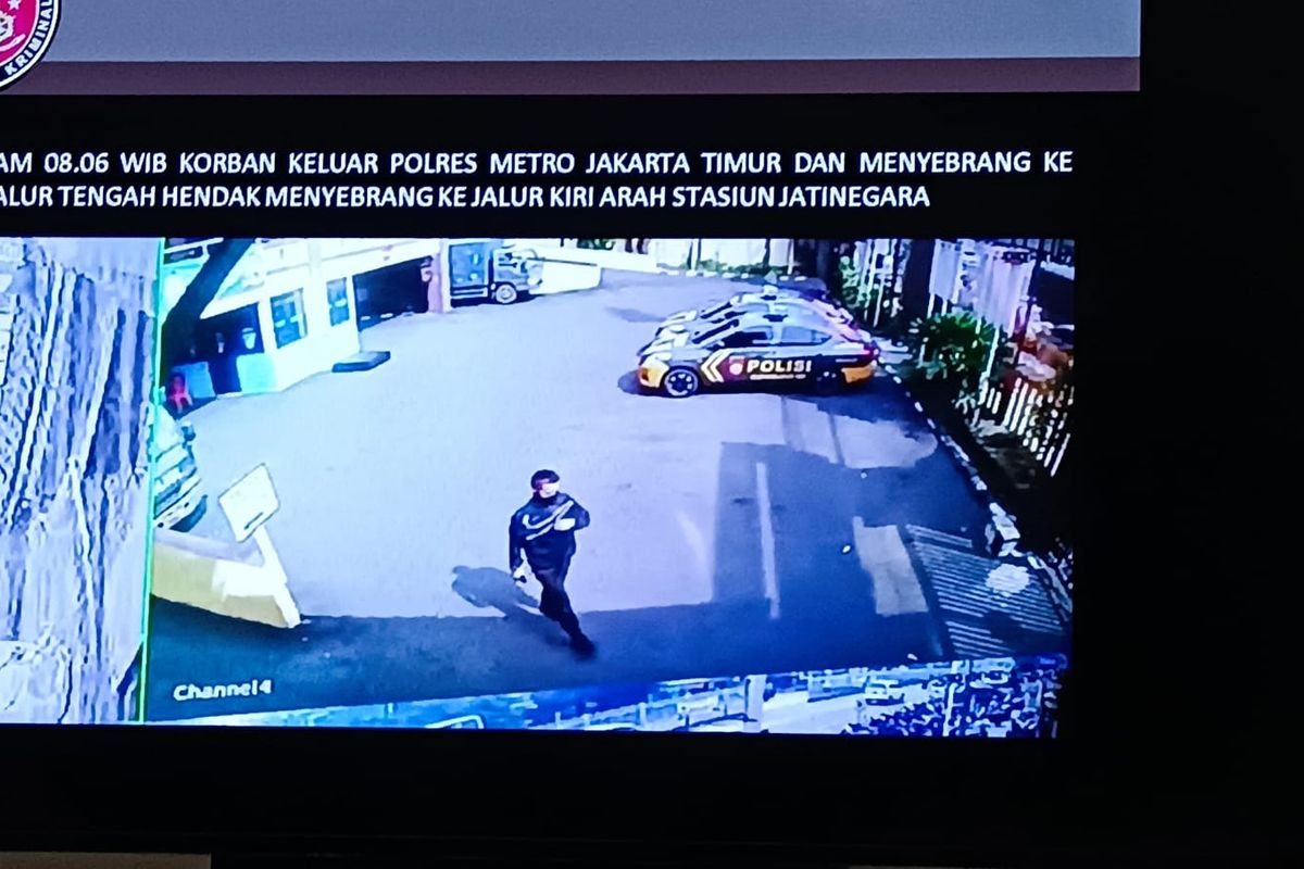 Kasat Reskrim Polres Metro Jakarta Timur, AKBP Buddy Alfrits Towoliu, yang terlihat di CCTV meninggalkan kawasan Polres Metro Jakarta Timur sebelum tewas, Sabtu (29/4/2023) lalu.