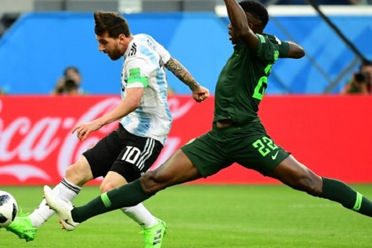 Kenneth Omeruo gagal menahan tendangan Lionel Messi pada pertandingan Grup D Piala Dunia 2018 di St. Petersburg, 26 Juni 2018. 