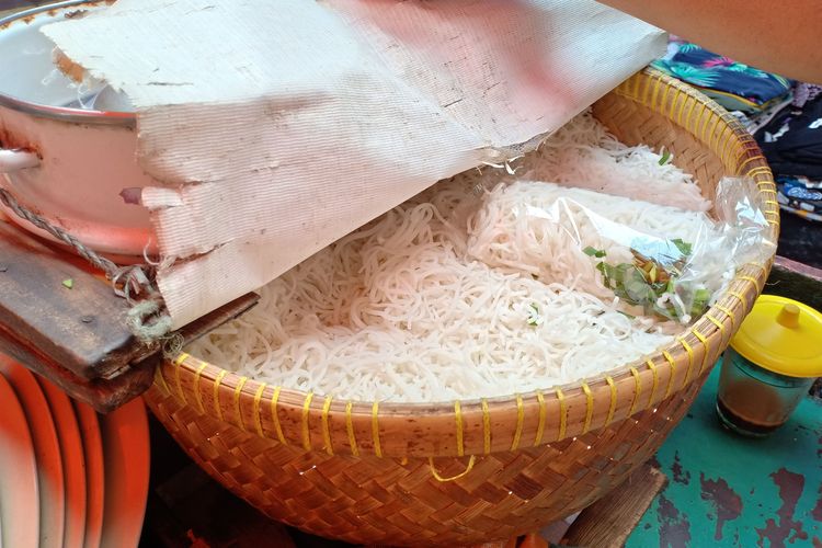 Mi yang terbuat dari tepung beras jadi ciri khas laksa benteng di Pasar Lama Tangerang