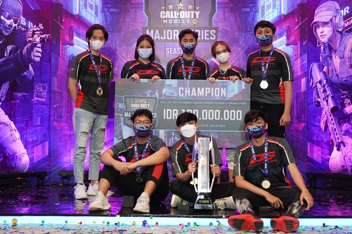 Personel tim DG Esports yang memenangi kompetisi Call of Duty Mobile (CODM) Major Series 4