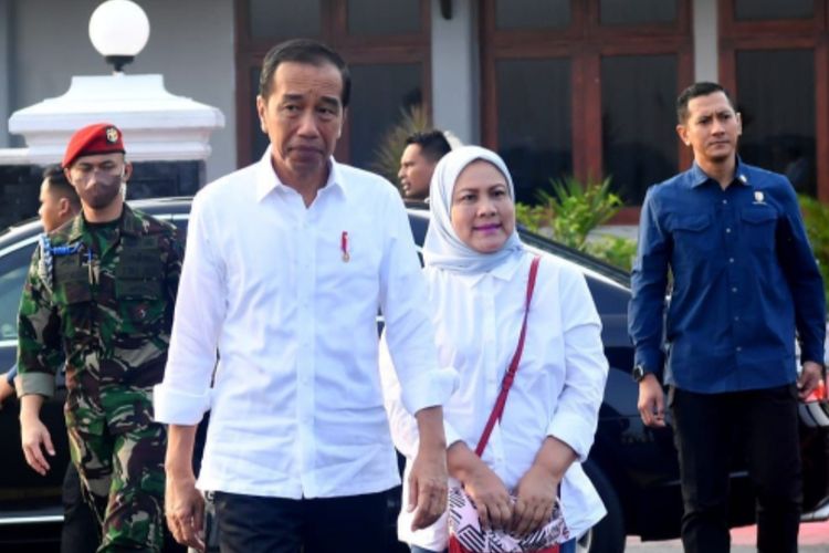 Presiden Joko Widodo dan Ibu Negara Iriana Joko Widodo saat akan bertolak dari Lanud Adi Soemarmo, Boyolali menuju Kabupaten Purworejo, Jawa Tengah pada Selasa (2/1/2024).