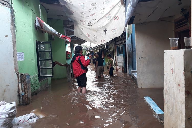 Banjir merendam Kebon Pala Tanah Rendah, RW 08, Kelurahan Kampung Melayu, Jatinegara, Jakarta Timur, Kamis (20/2/2020).