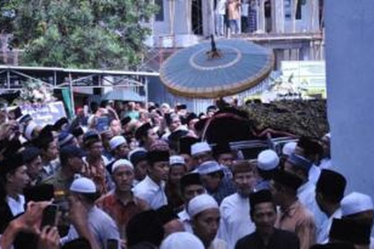 Pemakaman KH Nawawi dihadiri ribuan pelayat, Kamis (25/12/2014).