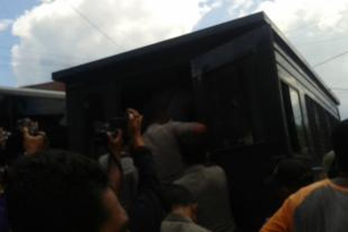 Aparat Polres Pulau Ambon dan Pulau-Pulau Lease saat menggiring sejumlah pendukung RMS ke mobil tahanan untuk dibawa ke Polda Maluku. para pendukung RMS berjumlah 10 ditangkap polisi saat hendak berkonvoi dan merayakan HUT RMS di kawasan Rehoboth Wainitu Ambon, Jumat (25/4/2014) pagi tadi