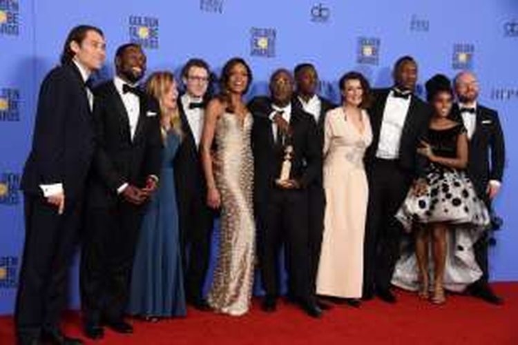 Para bintang dan kreator film Moonlight berpose dengan trofi Best Motion Picture - Drama dalam Golden Globe Awards 2017 yang dihelat di The Beverly Hilton Hotel, Beverly Hills, California, Minggu (8/1/2017).