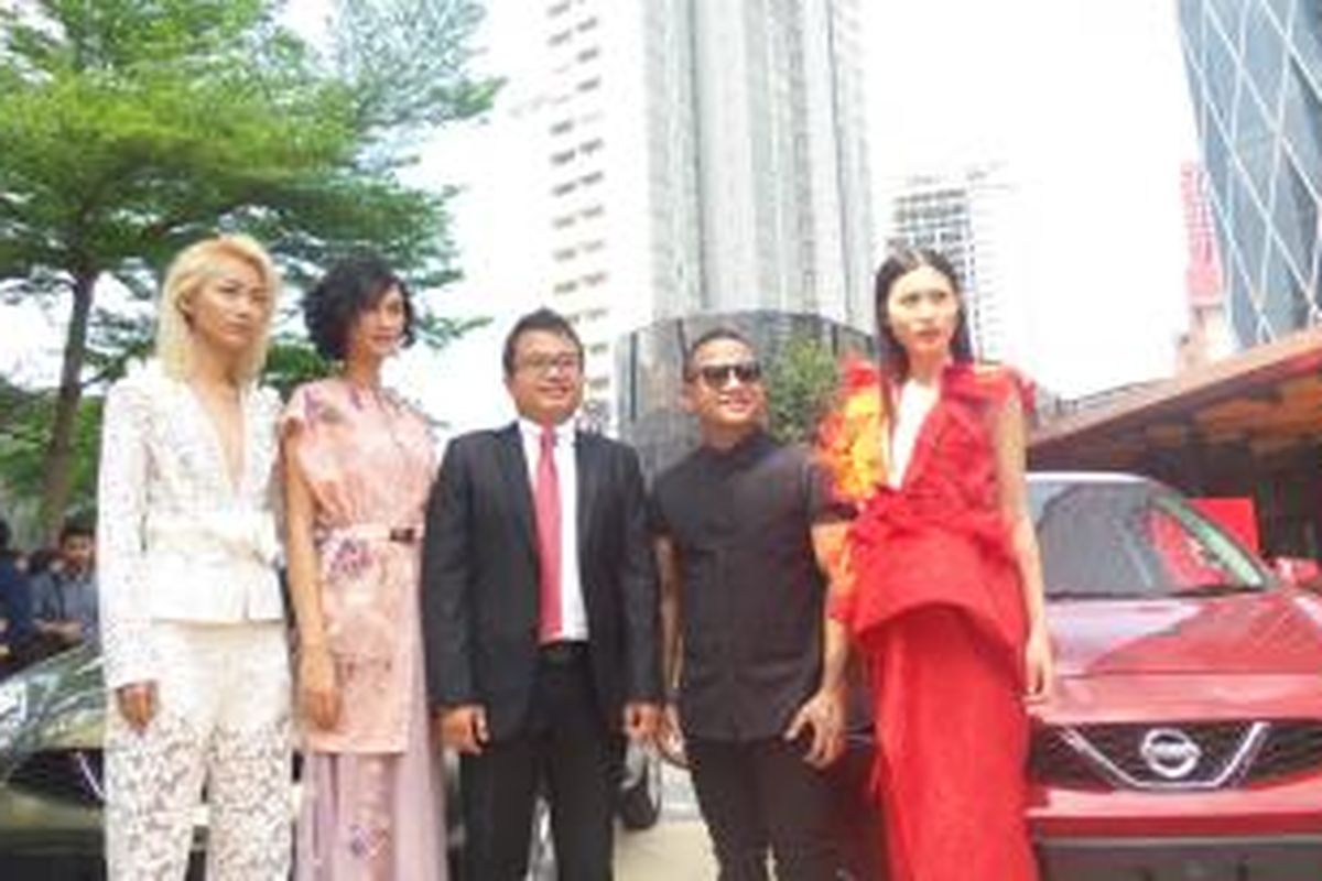 Peragaan busana rancangan Sapto Djojokartiko dalam Nissan March Invashion di Jakarta, Rabu (10/12/2014).