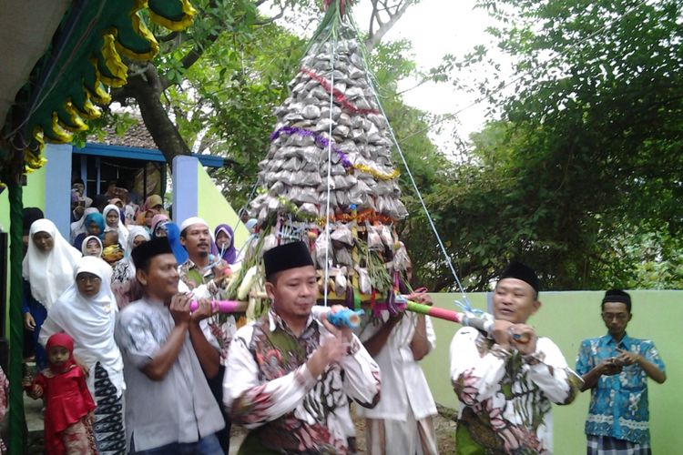 Gunungan Sumpil saat diarak oleh warga, Minggu (7/5/2017).