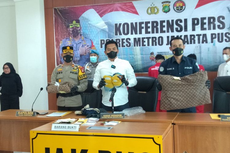 Polres Metro Jakarta Pusat menggelar konferensi pers terkait adanya kasus pembunuhan dan pemerkosaan oleh tiga tersangka terhadap korban TM di kamar kosnya di Kemayoran, Jakarta Pusat, pada Jumat (22/4/2022).