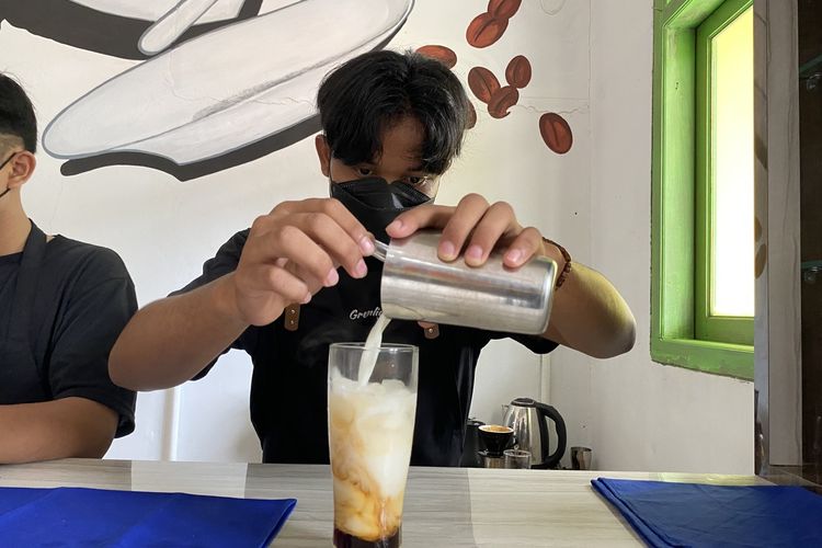 To Me Coffee yang diproduksi siswa SMK Muhammadiyah Tumijajar, Tulang Bawang Barat, Kamis (18/5/2023).