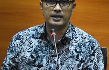 Juru Bicara KPK Febri Diansyah memberikan keterangan kepada wartawan soal penetapan tersangka kasus dugaan korupsi pembangunan Pelabuhan Laut Teluk Segintung, di Gedung KPK, Jakarta, Senin (14/10/2019). KPK resmi menetapkan mantan Bupati Seruyan periode 2003-2008 dan 2008-2013 Darwan Ali dan Direktur PT Swa Karya Jaya Tju Miming Aprilyanto sebagai tersangka kasus dugaan korupsi pembangunan Pelabuhan Laut Teluk Segintung, Kabupaten Seruyan, Kalimantan Tengah tahun 2007-2012 yang diduga telah merugikan keuangan negara sebesar Rp 20,84 milyar. ANTARA FOTO/Indrianto Eko Suwarso/pd.