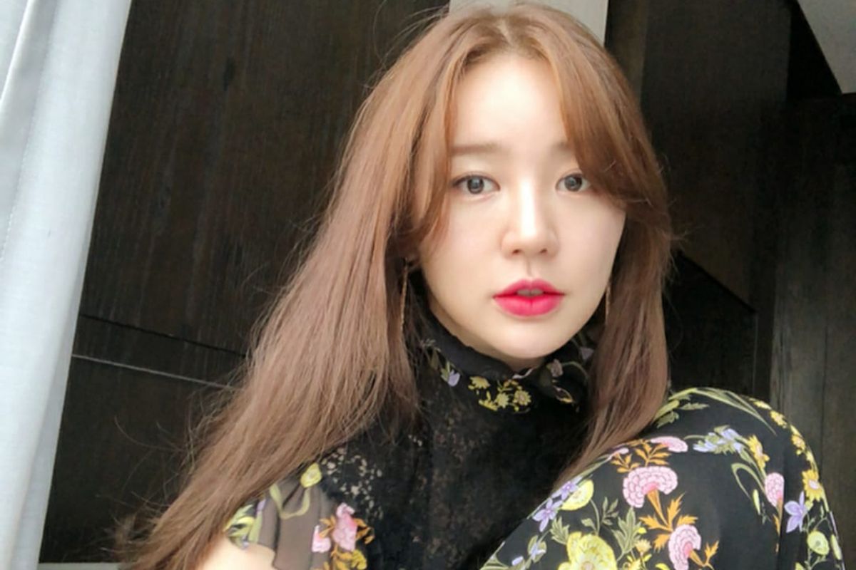 Yoon Eun Hye berperan sebagai aktris yang sangat sukses bernama Yoon Yoo Jung dalam Love Alert.