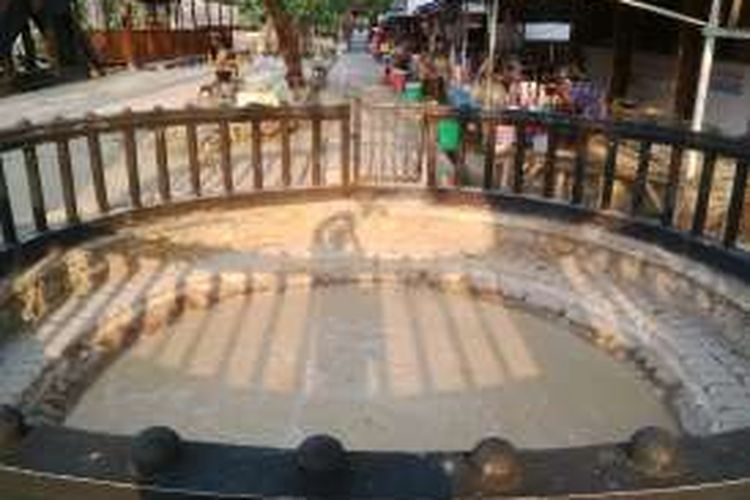 Sumur Blekutuk, dipercaya sebagai tempat merendam pusaka Kerajaan Majapahit di obyek wisata Btu Kayangan Api di Bojonegoro, Jawa Timur.