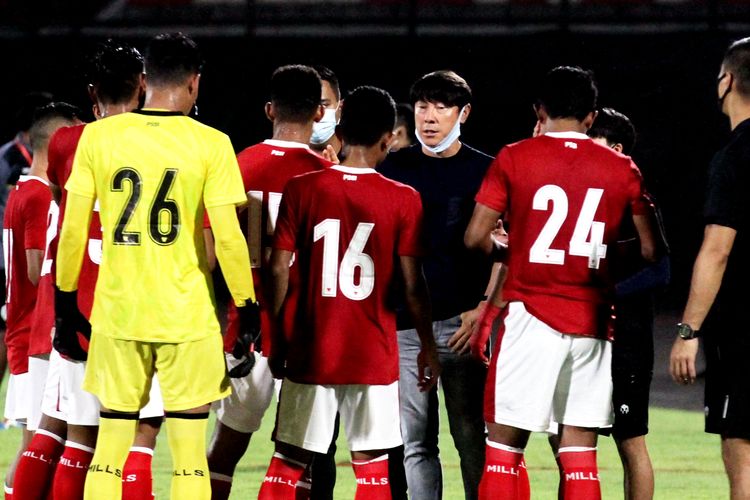 Pelatih Timnas Indonesia, Shin Tae-yong berdiskusi dengan pemain jelang kickoff melawan Timor Leste saat ujicoba dalam rangka FIFA Matchday yang berakhir dengan skor 4-1 di Stadion Kapten I Wayan Dipta Gianyar, Kamis (27/1/2022) malam.
