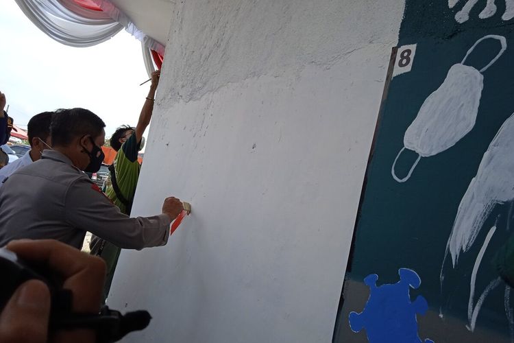 Kapolda Lampung, Irjen Hendro Sugiatno menggoreskan sketsa di Festival Mural di PKOR Way Halim, Sabtu (30/10/2021).