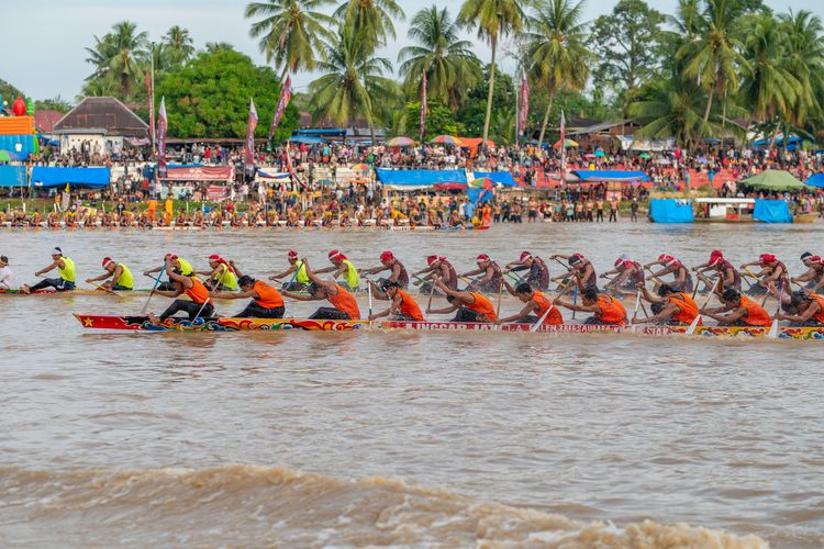 Para pendayung Pacu Jalur beradu kecepatan di Sungai Kuantan, memacu semangat dan adrenalin di tengah sorak sorai ribuan penonton.