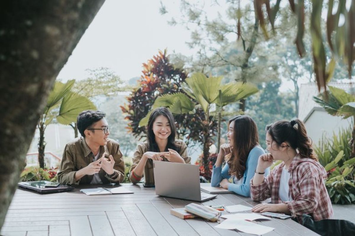 Gambar mahasiswa Unpar sedang melaksanakan tugas.