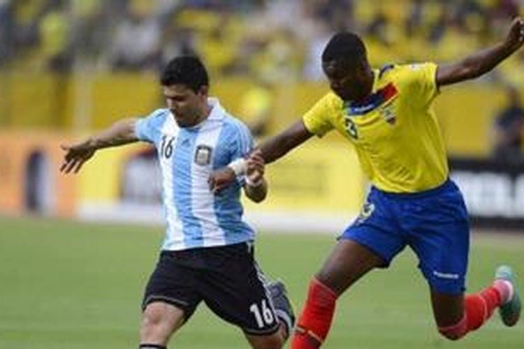 Penyerang Argentina, Sergio Aguero (kiri), mendapat pengawalan ketat dari pemain Ekuador, Frickson Erazo (kanan), pada laga kualifikasi Piala Dunia 2014 zona Amerika Selatan di Quito, Selasa (11/6/2013).