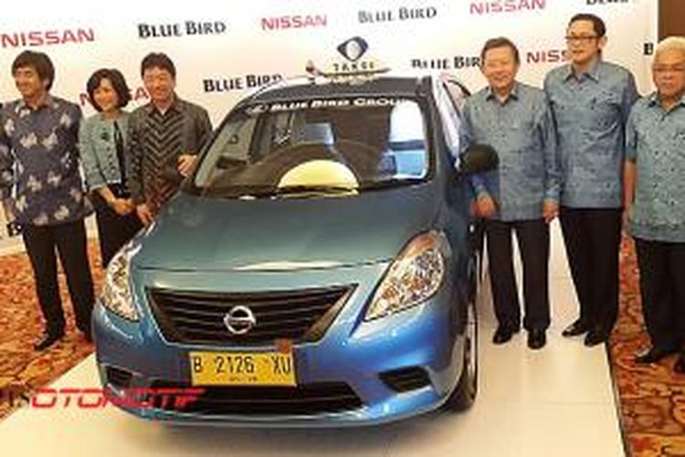 Manajemen Blue Bird dan Nissan Motor Indonesia saat meresmikan unit taksi baru menggunakan Almera