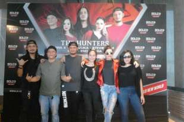 Personel grup musik The Hunters diabadikan dalam kesempatan tatap muka dengan wartawan di Manado, Sulawesi Utara, Jumat (8/4/2016).