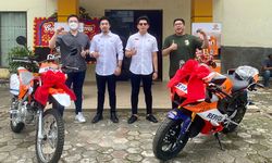 Perusahaan Pelumas Ini Serahkan 2 Motor ke Konsumen