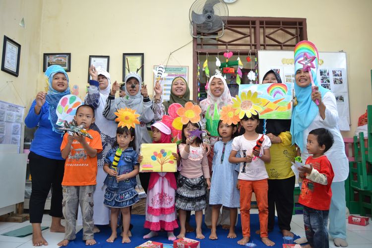 Ilustrasi guru dan siswa PAUD.