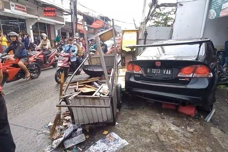 Satu unit Honda Civic bernomor polisi B 1013 VAA yang menabrak sejumlah gerobak makanan di Jalan Lingkar Utara, Kelurahan Kaliabang Tengah, Bekasi Utara, Kota Bekasi, Kamis (2/1/2023) sore.