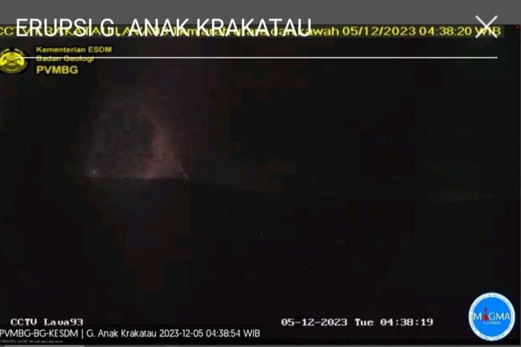 Gunung Anak Krakatau dari kamera pengawas PVMBG, Selasa (5/12/2023).
