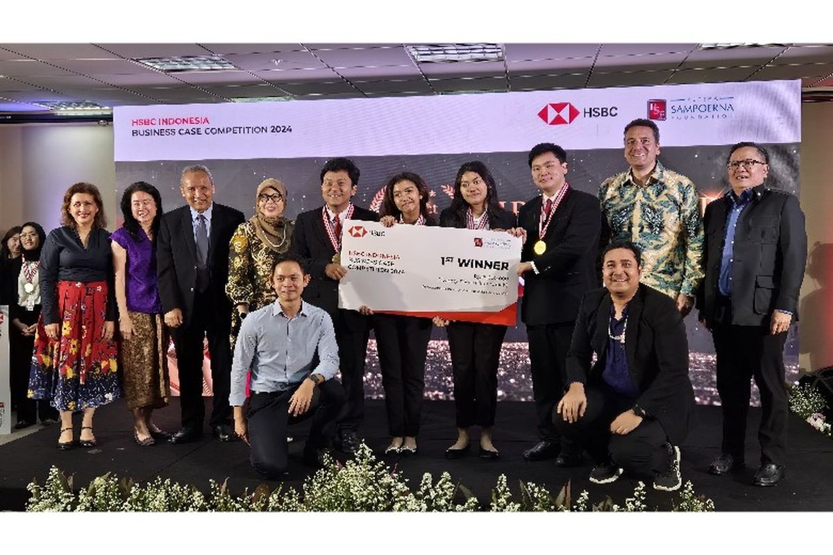 Tim pemenang HSBC Indonesia Business Case Competition 2024 berpose bersama para juri dan mentor. Kompetisi ini mengasah kemampuan kewirausahaan mahasiswa, memperkuat keterampilan masa depan generasi muda Indonesia 