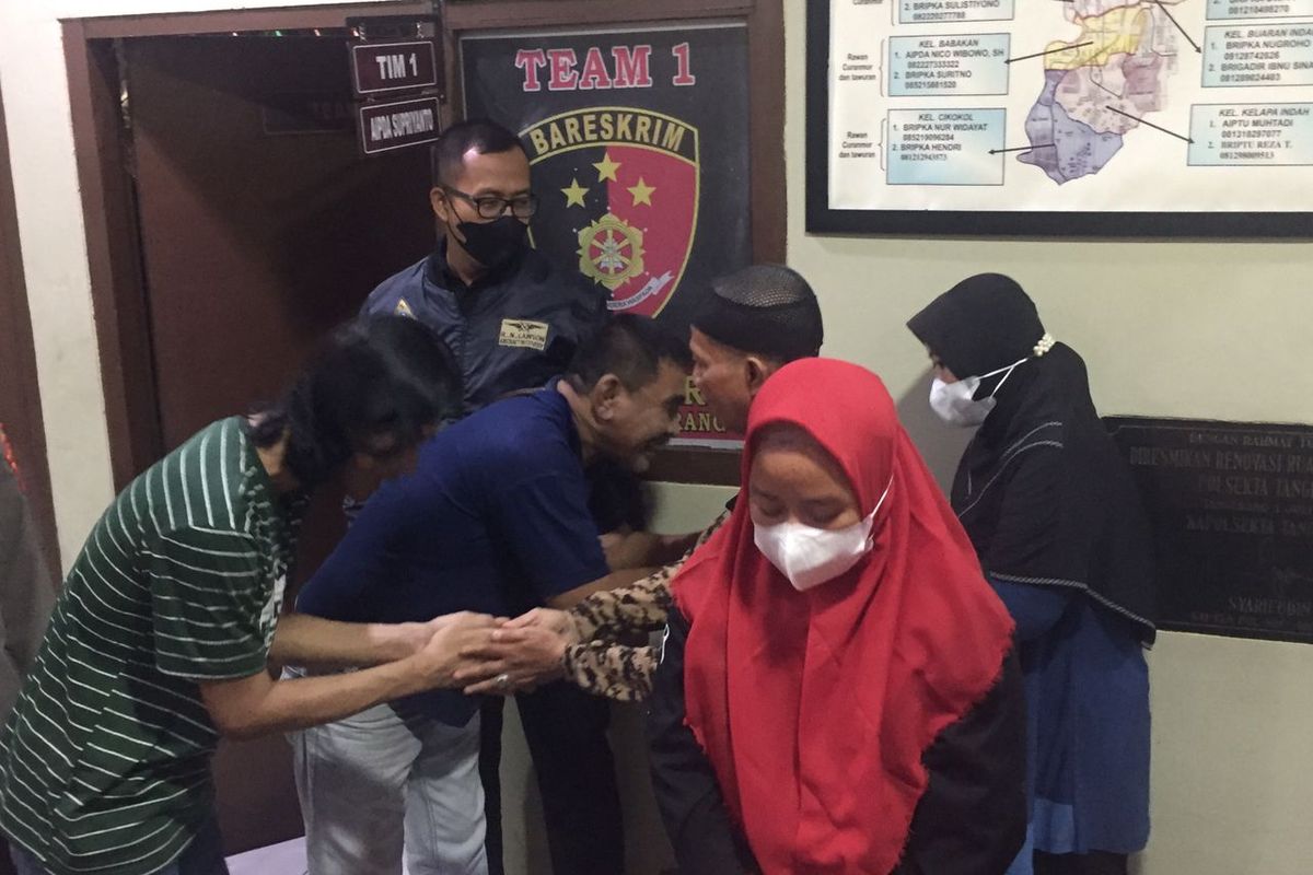 Seorang pria berinisial DP (31) memukul petugas wanita bernama Elinda Ayu Komalasari di SPBU No 34-15129 di Jalan Benteng Betawi, Kelurahan Tanah Tinggi, Kota Tangerang, Banten pada Minggu (27/11/2022). Insiden tersebut terjadi karena keliru uang kembalian pembelian bensin.