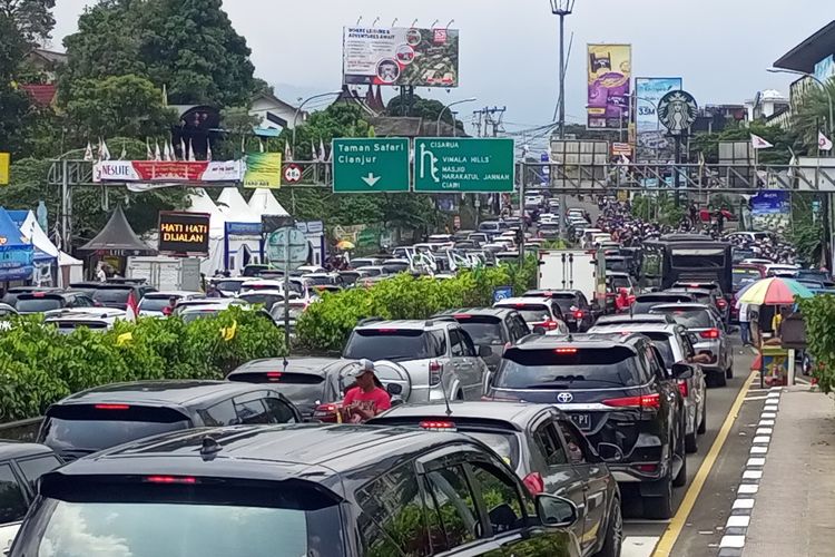 Situasi arus lalu lintas di ruas Jalan Raya Puncak Bogor, Jawa Barat, Senin (24/4/2023) siang