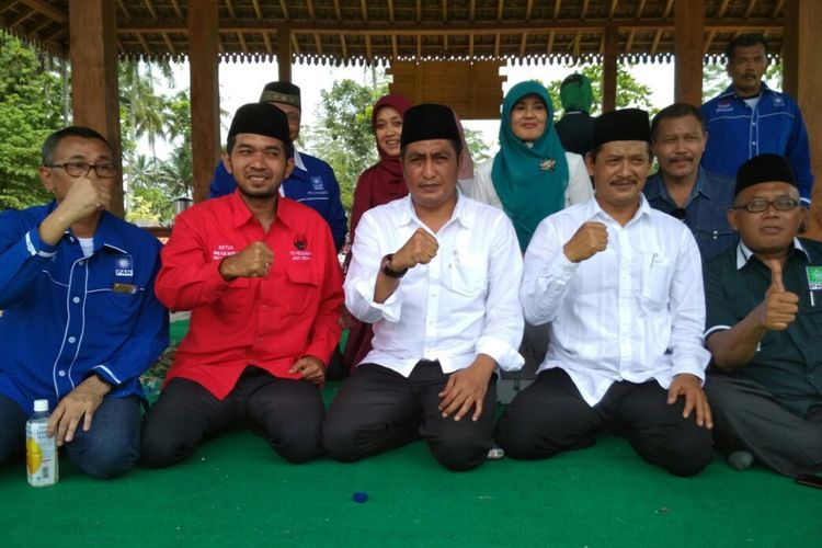 Pasangan bakal calon bupati dan wakil bupati Magelang, Zaenal Arifin dan Edy Cahyana, (kemeja putih) diusung koalisi PDI-P, PKB, PAN, PPP, dan Demokrat untuk maju Pilkada Magelang 2018.