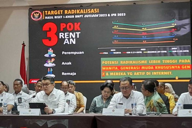 Kepala BNPT Komjen Pol Mohammed Rycko Amelza Dahniel sedang memaparkan kelompok yang rentan menjadi target radikalisasi di Indonesia pada acara konferensi pers akhir tahun 2023 di Kantor BNPT, Sentul, Kabupaten Bogor, Jawa Barat, Jumat (29/12/2023).